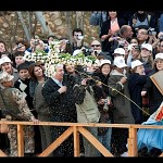 La croix est lancée par l'évêque dans le Jourdain.הטבלת הצלב במי הירדן